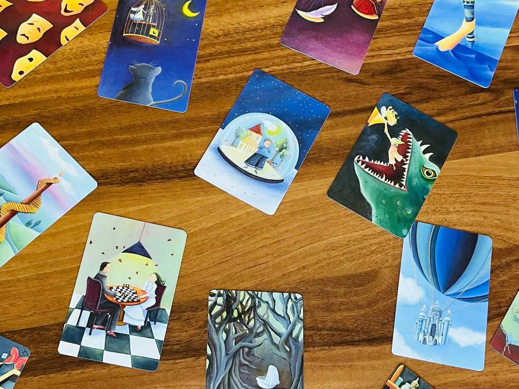 Cartoline di auguri colorate disposte su un tavolo