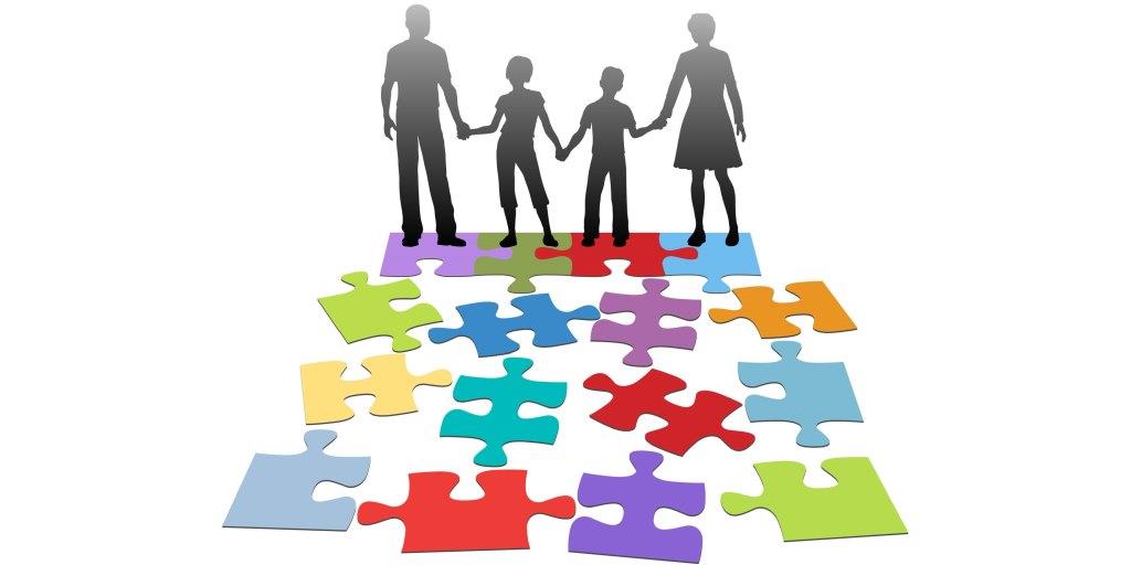 immagine di una famiglia e di un puzzle colorato che si compone 