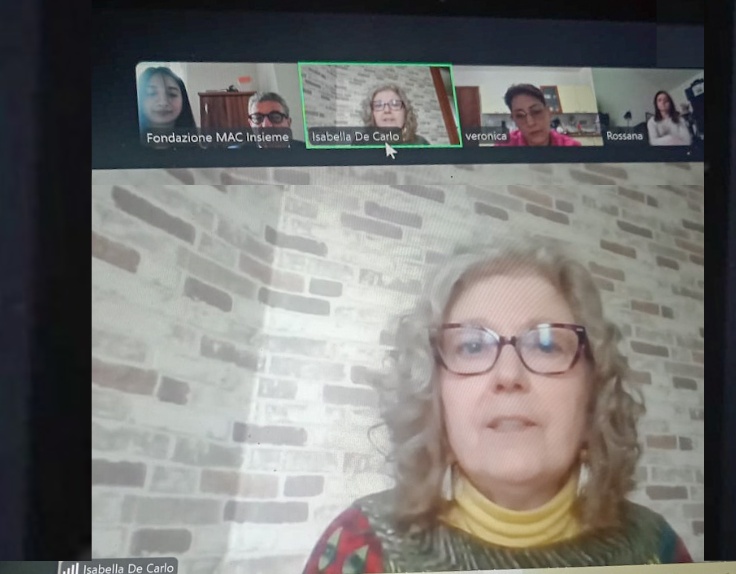 incontro in collegamento su zoom ripreso dallo schermo del computer
